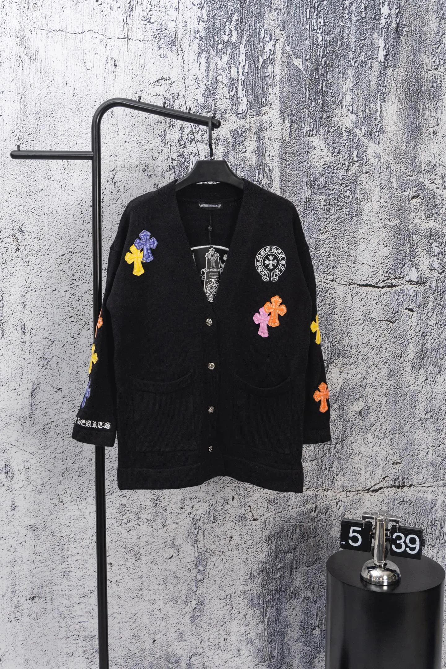 P240 -Chrome Hearts/Chrome Hearts Colorful cross leather cardigan jacket sweater. High weight, high density and high quality. The wool is soft, delicate and skin-friendly. It feels soft and silky. It has excellent warmth and skin-friendly properties. It is custom-woven and dyed without color difference. No matter the fabric or workmanship details, it is better than the ordinary version on the market. -The hardware and zipper accessories are all customized and full of details. Crow autumn and winter super heavy embroidery ➕ positioning leather label long-sleeved knitted cardigan lazy outer wear mid-length sweater -Colour: black white Size: S M L